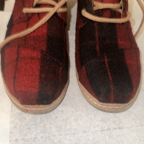 NWOT Toms Women’s Size 7.5 Red and Black with Tan Leather Outlining. New. - Picture 8 of 8